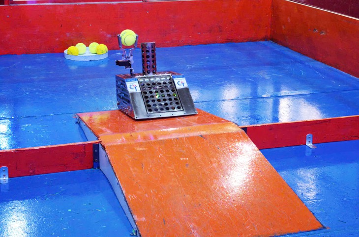 Những màn 'so găng' robot nghẹt thở: rượt đuổi, chạm trán, giành giật từng điểm số- Ảnh 5. Những màn 'so găng' robot nghẹt thở: Rượt đuổi, chạm trán, giành giật từng điểm số - Ảnh 5.