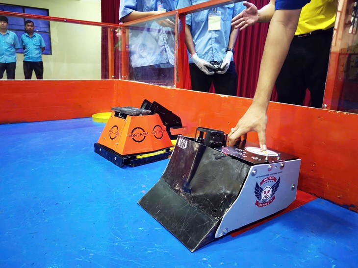 Những màn 'so găng' robot nghẹt thở: rượt đuổi, chạm trán, giành giật từng điểm số- Ảnh 2. Những màn 'so găng' robot nghẹt thở: Rượt đuổi, chạm trán, giành giật từng điểm số - Ảnh 2.