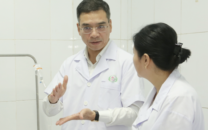 Bộ trưởng Đào Hồng Lan tặng bằng khen nhân viên y tế dũng cảm cứu trẻ sơ sinh tại Nghệ An - Ảnh 2.