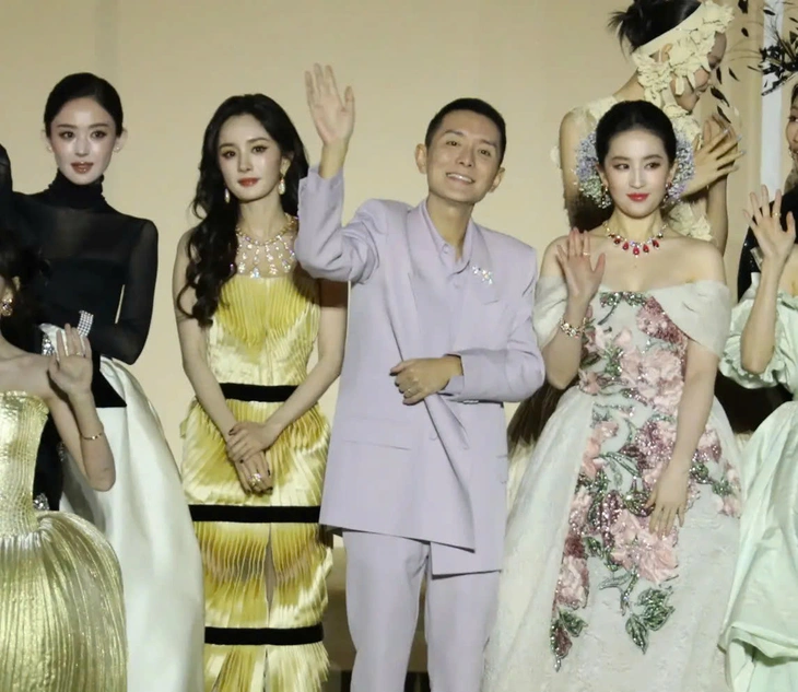 Lưu Diệc Phi đẹp tựa nàng tiên, Dương Mịch quyến rũ tại đêm thời trang Vogue - Ảnh 6.