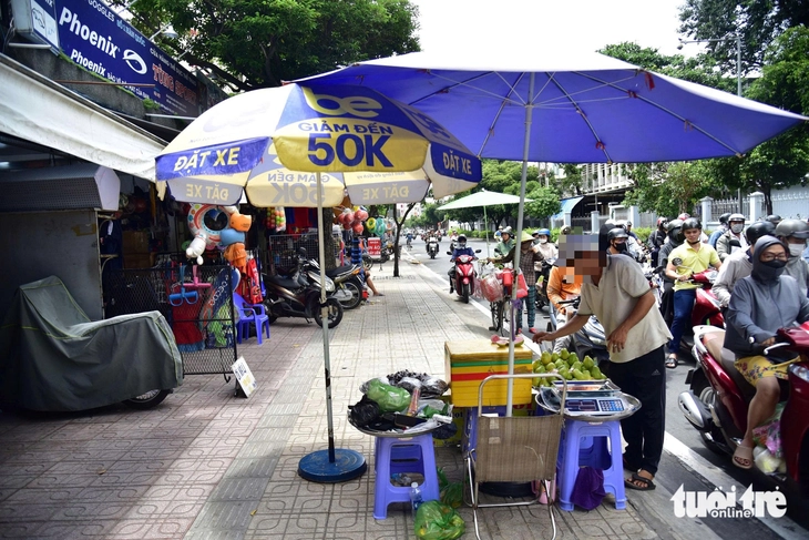 Đường Cống Quỳnh, Hồng Bàng... bị 'điểm tên' vì còn tình trạng lấn chiếm vỉa hè, lòng lề đường- Ảnh 1. vỉa hè - Ảnh 1.