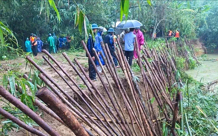 Nửa đêm nghe sạt lở nứt toác nhà, dân lo mất làng bên bờ sông Vĩnh Định - Ảnh 6.