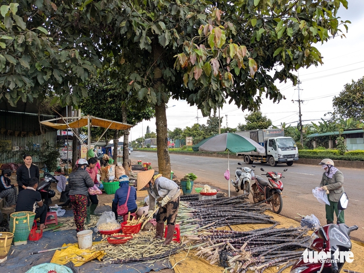 chợ tự phát - Ảnh 1.