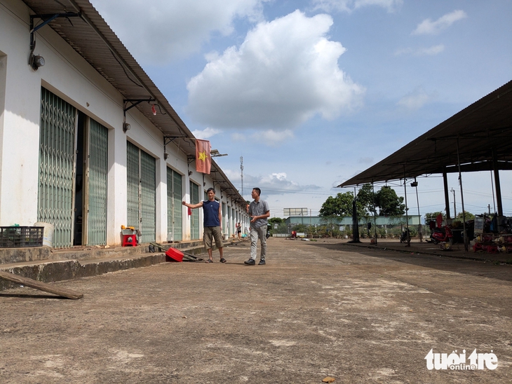 Chợ 9 tỉ bỏ hoang chục năm, chợ tự phát tràn ra quốc lộ 14, tiểu thương 'né' thuê và thuế? - Ảnh 3.