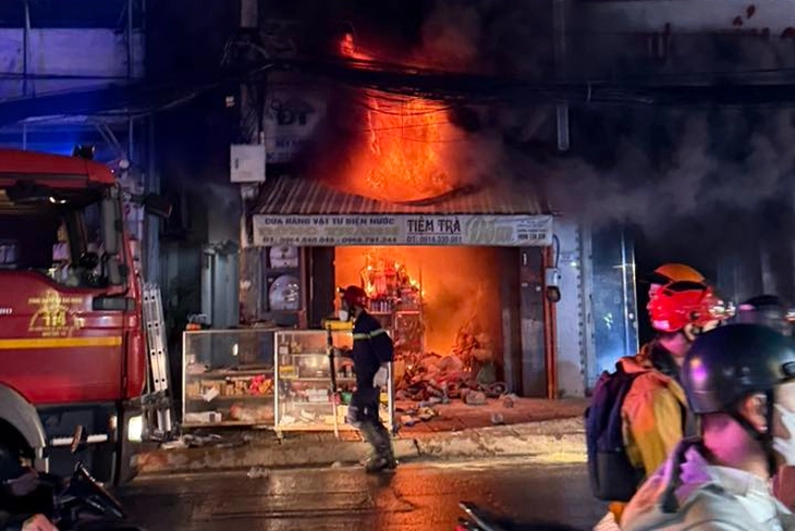 cháy cửa hàng - Ảnh 1.