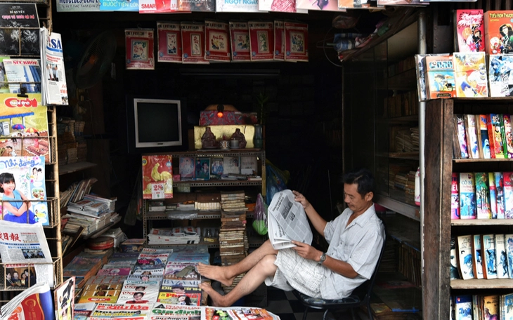 Sau 15 năm gắn bó học sinh khiếm thị, Trần Thế Phong ra sách ảnh Vượt qua bóng tối 2 - Ảnh 8.