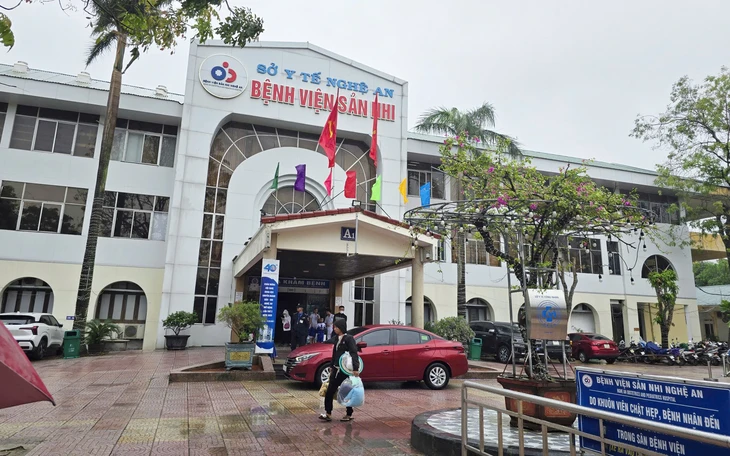 Cha bệnh nhi cầm dao truy sát nhiều điều dưỡng khai gì? - Ảnh 3.