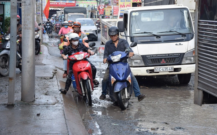 Đường 260 tỉ ở Khu kinh tế Vân Phong mới bàn giao đã hư hỏng- Ảnh 6. Đường 260 tỉ ở Khu kinh tế Vân Phong mới bàn giao đã hư hỏng- Ảnh 6.