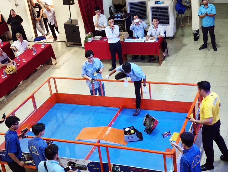 Những màn 'so găng' robot nghẹt thở: rượt đuổi, chạm trán, giành giật từng điểm số- Ảnh 7. Những màn 'so găng' robot nghẹt thở: Rượt đuổi, chạm trán, giành giật từng điểm số - Ảnh 7.