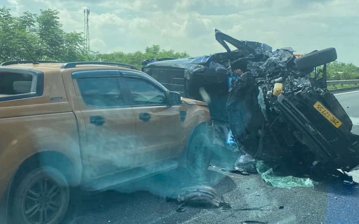 Xe cứu trợ đồng bào vùng lũ ở Phú Yên lật ngang trên cao tốc Phan Thiết - Dầu Giây - Ảnh 2.