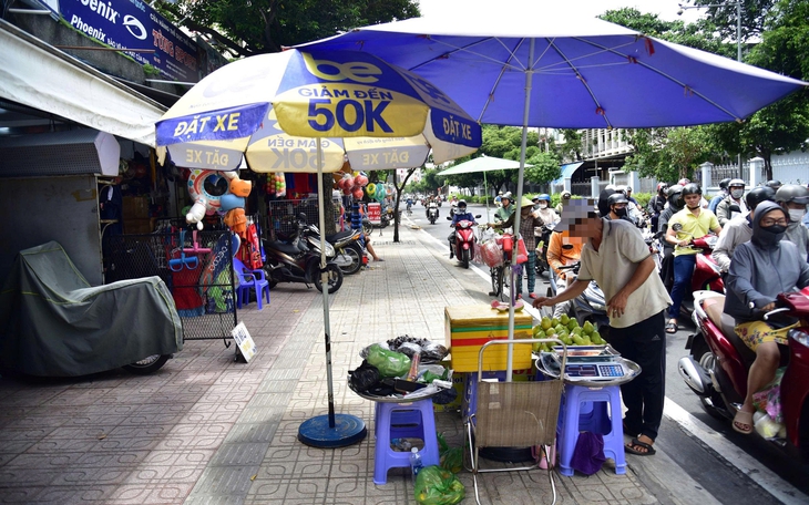 Hiện trạng lấn chiếm vỉa hè trên các con đường bị Sở Xây dựng TP.HCM 'điểm tên' - Ảnh 11.