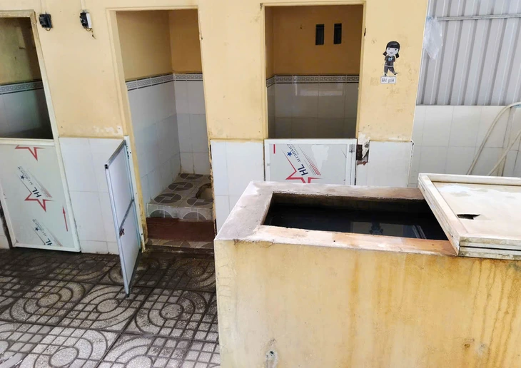 Phụ huynh bức xúc vì trường gộp lớp, dời phòng học trẻ mầm non, địa phương nói gì? - Ảnh 1.