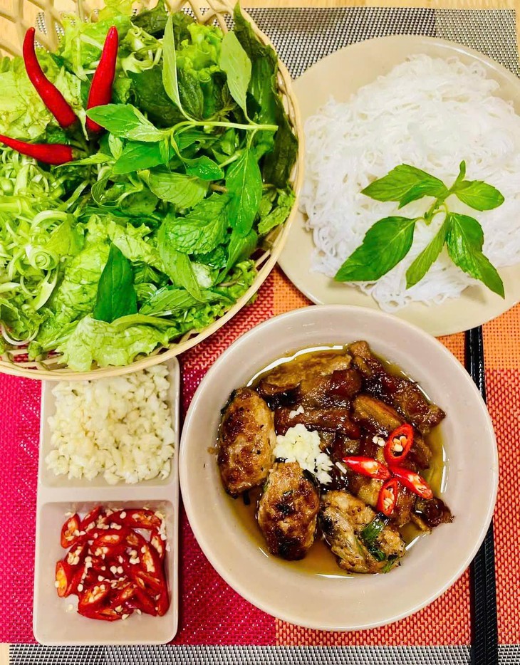 Bún mắm, bún chả, bánh tằm bì bỗng nhiên đông khách bởi xu hướng 'ăn theo...' - Ảnh 1.