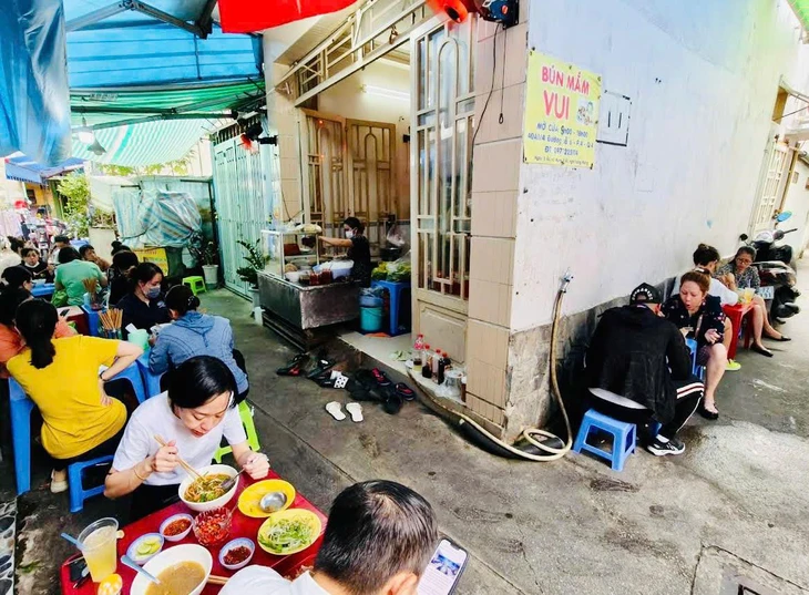 Bún mắm, bún chả, bánh tằm bì bỗng nhiên đông khách bởi xu hướng 'ăn theo...' - Ảnh 2.