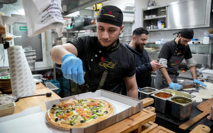 Tây Ban Nha đi ngược với châu Âu, hợp thức hóa 500.000 người nhập cư không giấy tờ - Ảnh 2.