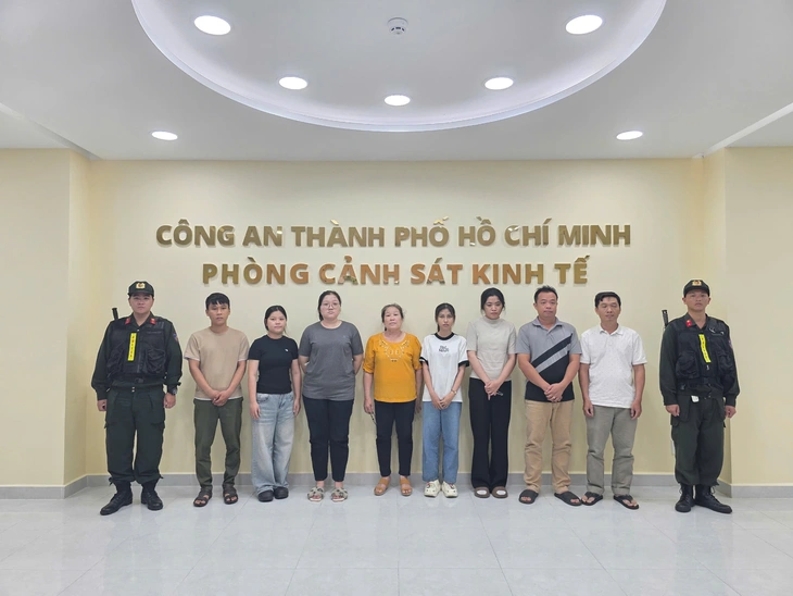 Phá đường dây sản xuất nước hoa giả quy mô lớn, thu giữ gần 20.000 chai - Ảnh 1. nước hoa - Ảnh 1.
