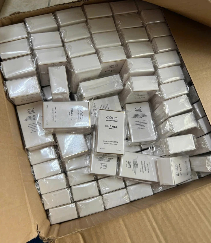 Phá đường dây sản xuất nước hoa giả quy mô lớn, thu giữ gần 20.000 chai - Ảnh 2. nước hoa - Ảnh 2.