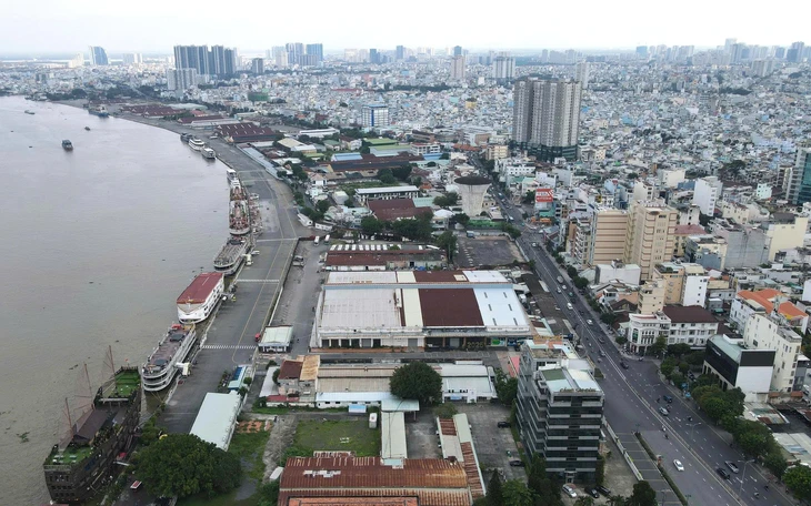Xe nối đuôi suốt ngày đêm trên đường Nguyễn Tất Thành - Ảnh 11.