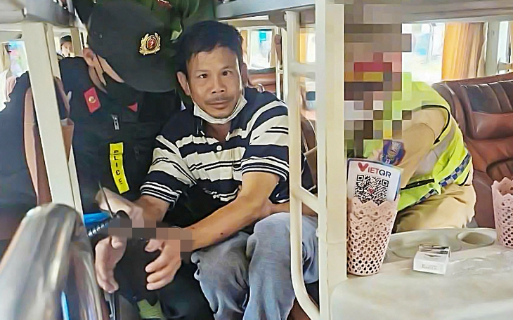 Nghi phạm chém 2 người ở xã Đăk Hà đang trên xe khách trốn chạy thì bị bắt - Ảnh 1. nghi phạm - Ảnh 1.