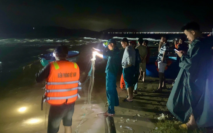 Đi câu cá một người đàn ông bị sóng đánh rơi xuống biển mất tích - Ảnh 2.