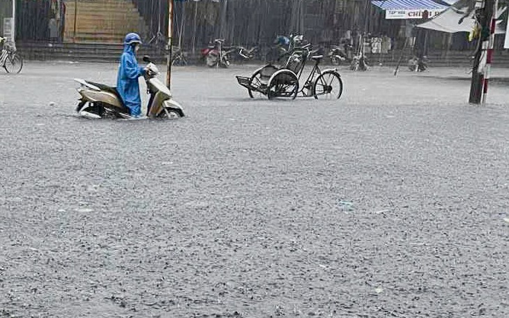 Ngập cũ chưa rút, dân Bình Quới lo triều cường tiếp, phường tạm ngăn xe vào vùng ngập - Ảnh 2.