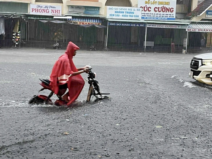 Nhiều đường phố Tuy Hòa ngập nặng sau mưa lớn, xe chết máy hàng loạt- Ảnh 1. Đường phố Tuy Hòa ngập nặng sau mưa lớn, xe chết máy hàng loạt - Ảnh 1.