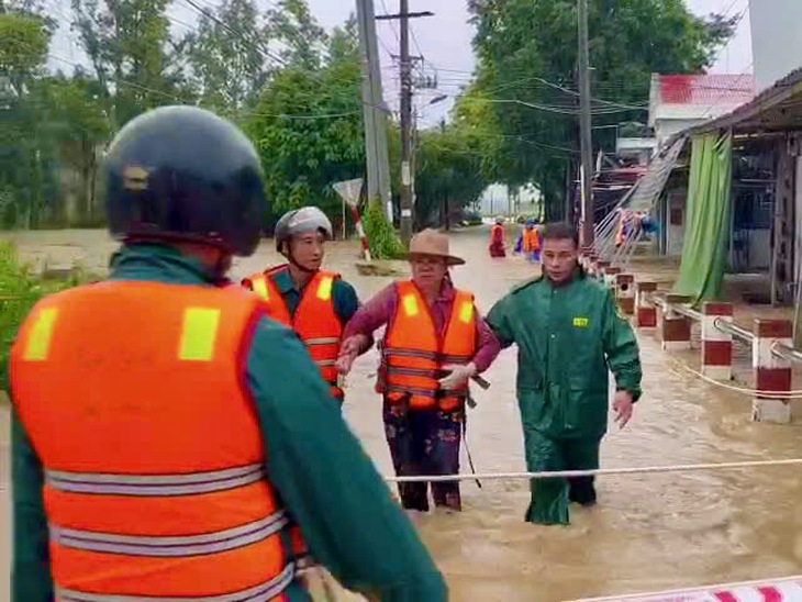 Mưa to, nước lũ ào ạt đổ về, người đi chợ tháo chạy, tiểu thương không kịp trở tay - Ảnh 4.