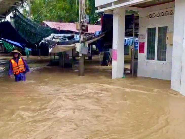 Mưa to, nước lũ ào ạt đổ về, người đi chợ tháo chạy, tiểu thương không kịp trở tay - Ảnh 3.