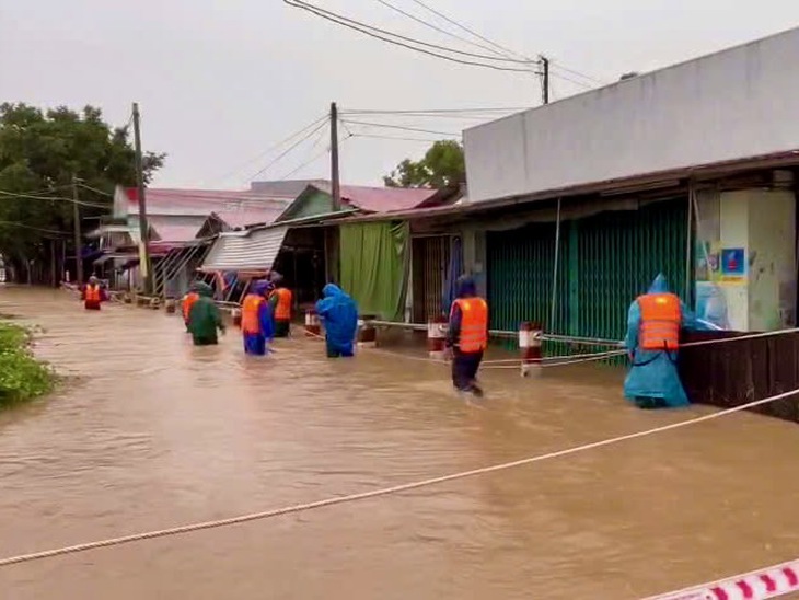 Mưa to, nước lũ ào ạt đổ về, người đi chợ tháo chạy, tiểu thương không kịp trở tay - Ảnh 2.