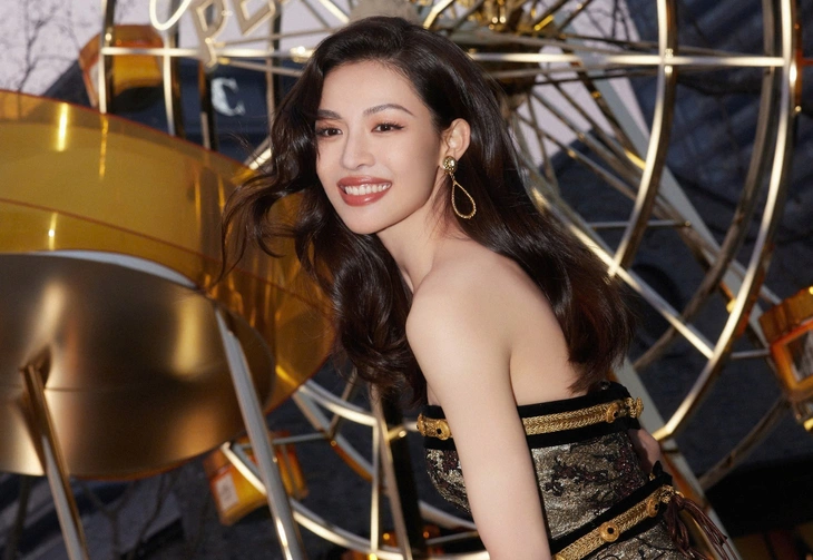 Chung Sở Hy bị chỉ trích vì 'đắc tội' Lưu Diệc Phi và Dương Mịch tại đêm thời trang Vogue - Ảnh 4.