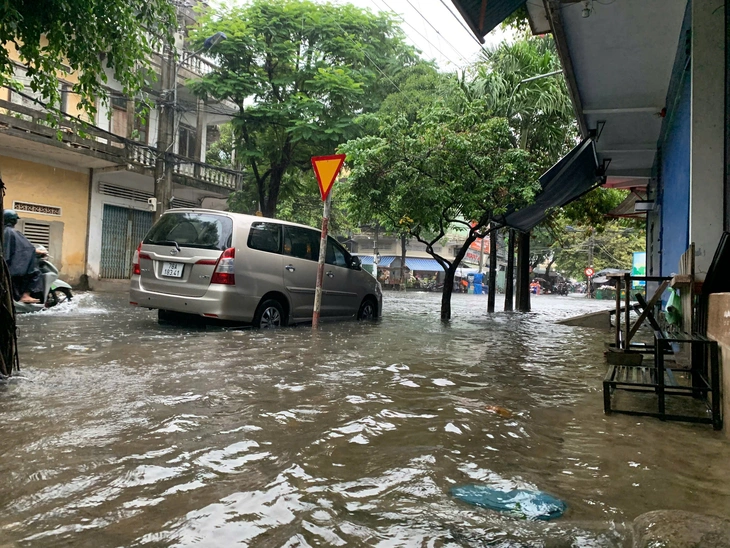 Nhiều đường phố Tuy Hòa ngập nặng sau mưa lớn, xe chết máy hàng loạt- Ảnh 4. Đường phố Tuy Hòa ngập nặng sau mưa lớn, xe chết máy hàng loạt - Ảnh 4.