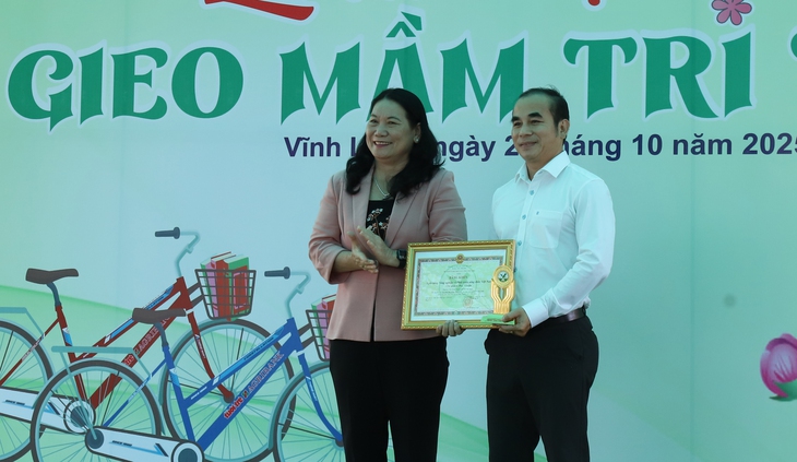 'Gieo mầm tri thức' đến với học sinh xã Bảo Thạnh, Vĩnh Long - Ảnh 6.