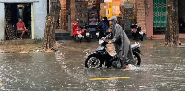 Nhiều đường phố Tuy Hòa ngập nặng sau mưa lớn, xe chết máy hàng loạt- Ảnh 3. Đường phố Tuy Hòa ngập nặng sau mưa lớn, xe chết máy hàng loạt - Ảnh 3.