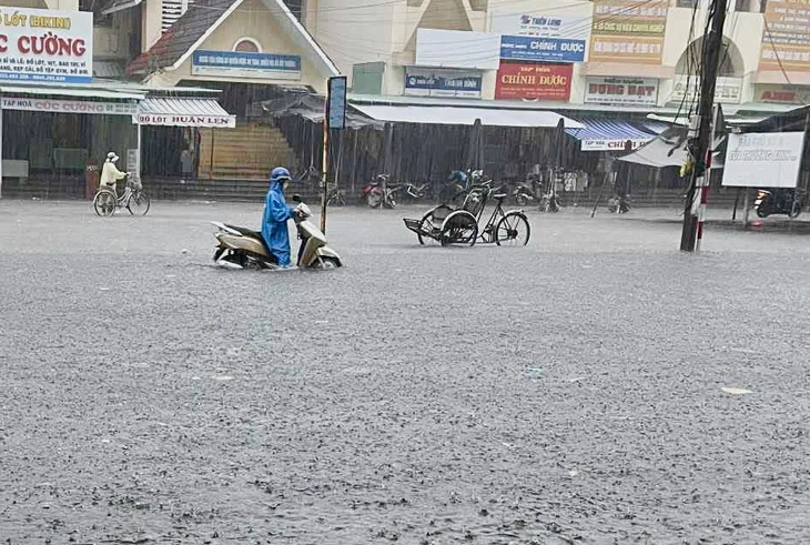 Nhiều đường phố Tuy Hòa ngập nặng sau mưa lớn, xe chết máy hàng loạt- Ảnh 2. Đường phố Tuy Hòa ngập nặng sau mưa lớn, xe chết máy hàng loạt - Ảnh 2.