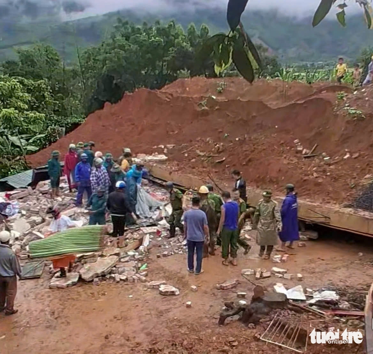 Sập móng nhà đang thi công gây thương vong cho 4 người trong gia đình hàng xóm- Ảnh 2. sập móng - Ảnh 2.
