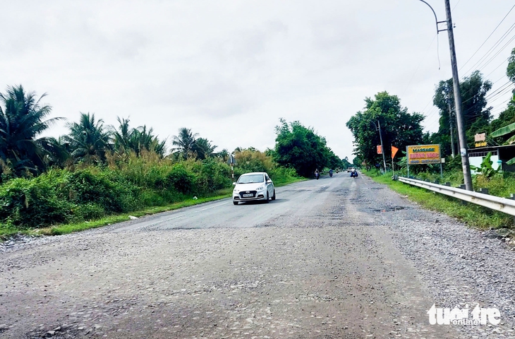 Đoạn quốc lộ 61 dài 10km ở An Giang được giặm vá tạm thời - Ảnh 2.
