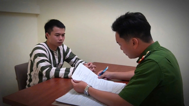TikToker xúc phạm người miền Nam đổ lỗi TikTok không cảnh báo - Ảnh 1. Gặp công an, TikToker 'Tàng Keng Ông Trùm' đổ lỗi cho TikTok, xin khoan hồng - Ảnh 1.