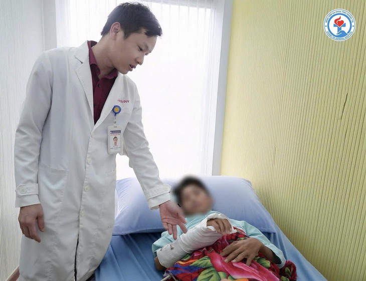 Lấy 40cm tĩnh mạch cứu chân cho chàng trai 17 tuổi - Ảnh 1.