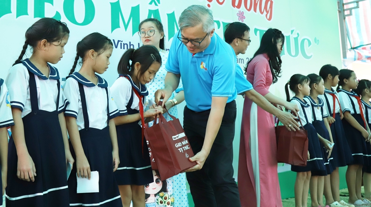 'Gieo mầm tri thức' đến với học sinh xã Bảo Thạnh, Vĩnh Long - Ảnh 7.