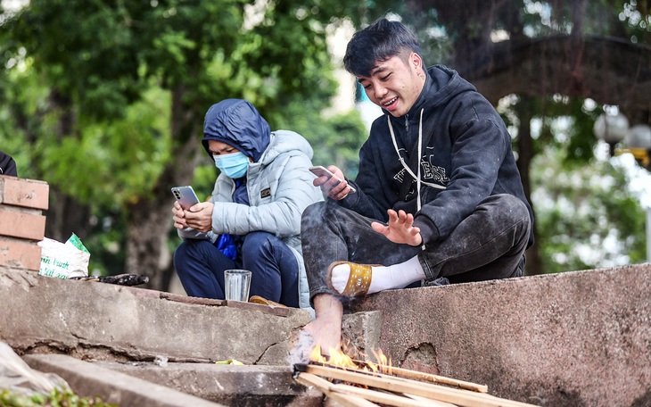 Sáng nay TP.HCM 24 độ C, trời mù nhẹ, mát mẻ như đang giao mùa - Ảnh 2.