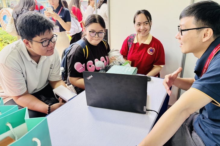 Học sinh phổ thông tham gia ngày hội việc làm ở đại học- Ảnh 1. Học sinh phổ thông tham gia ngày hội việc làm ở đại học - Ảnh 1.