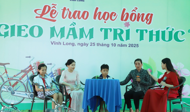 'Gieo mầm tri thức' đến với học sinh xã Bảo Thạnh, Vĩnh Long - Ảnh 6.