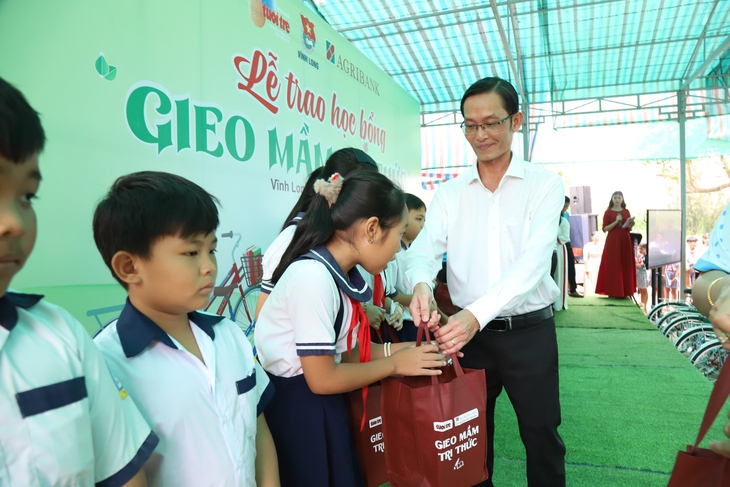 'Gieo mầm tri thức' đến với học sinh xã Bảo Thạnh, Vĩnh Long - Ảnh 8.