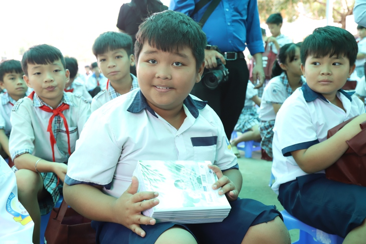 'Gieo mầm tri thức' đến với học sinh xã Bảo Thạnh, Vĩnh Long - Ảnh 10.