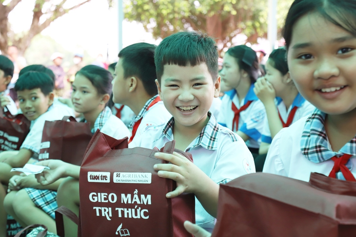 'Gieo mầm tri thức' đến với học sinh xã Bảo Thạnh, Vĩnh Long - Ảnh 9.