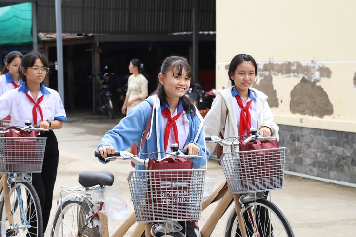 'Gieo mầm tri thức' đến với học sinh xã Bảo Thạnh, Vĩnh Long - Ảnh 11.