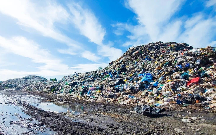 Thảy rác qua cửa sổ, ban công chung cư - Ảnh 2.