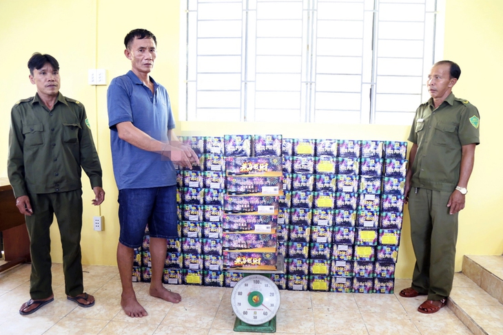 Bắt người đàn ông buôn bán 339kg pháo hoa nổ, tàng trữ ma túy trái phép - Ảnh 1.