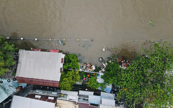 Ngập cũ chưa rút, dân Bình Quới lo triều cường tiếp, phường tạm ngăn xe vào vùng ngập - Ảnh 9.