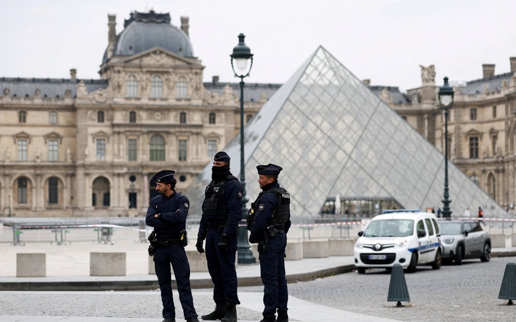 Pháp bắt thêm 5 nghi phạm trong vụ trộm tại bảo tàng Louvre - Ảnh 3.